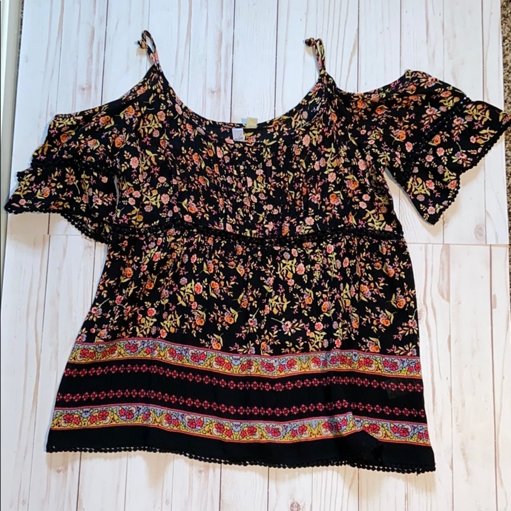 Alya cold shoulder top